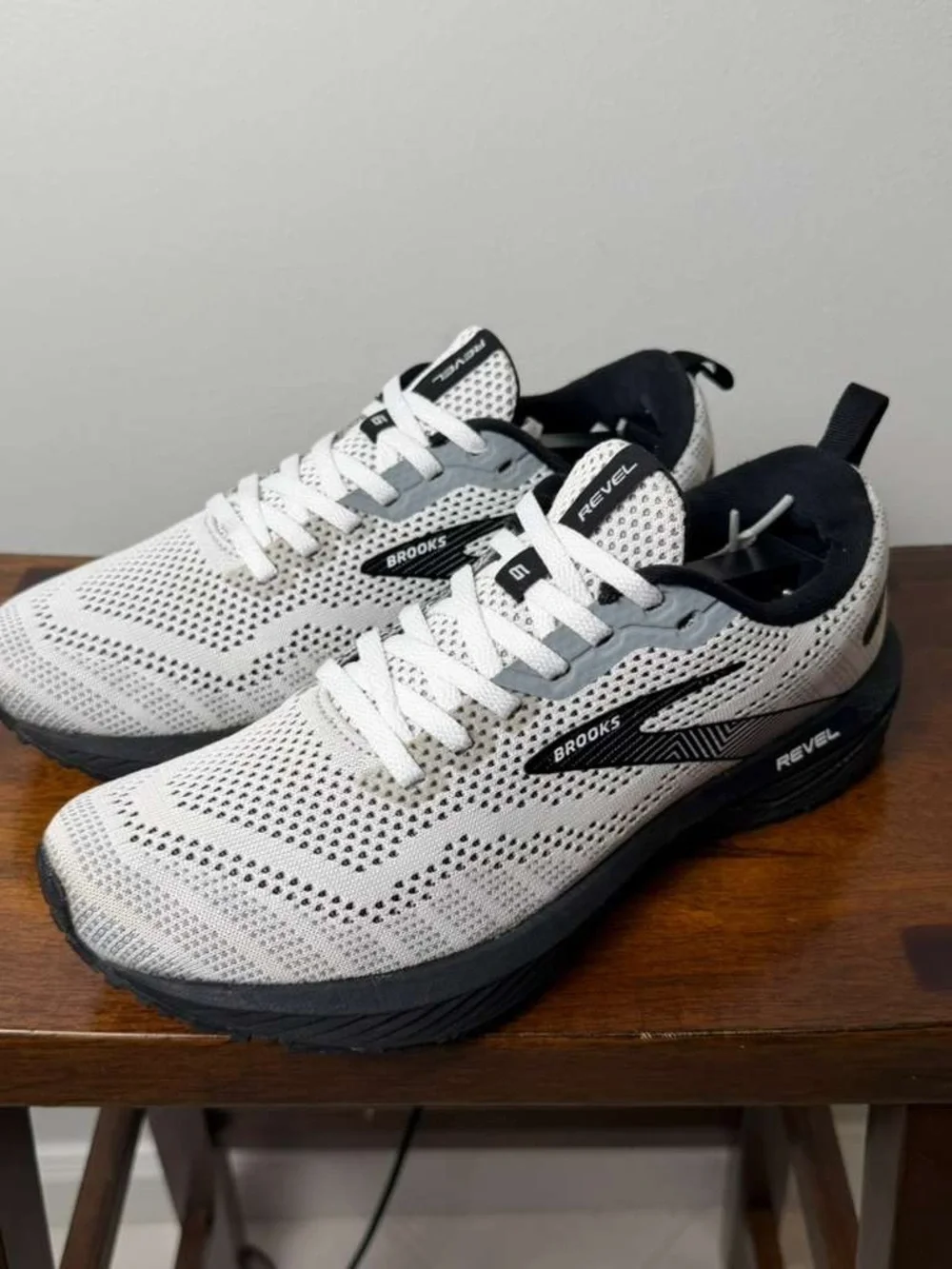 Brooks Revel 6 Women’s Size 8.5 White Black Running Shoes Excellent Condition